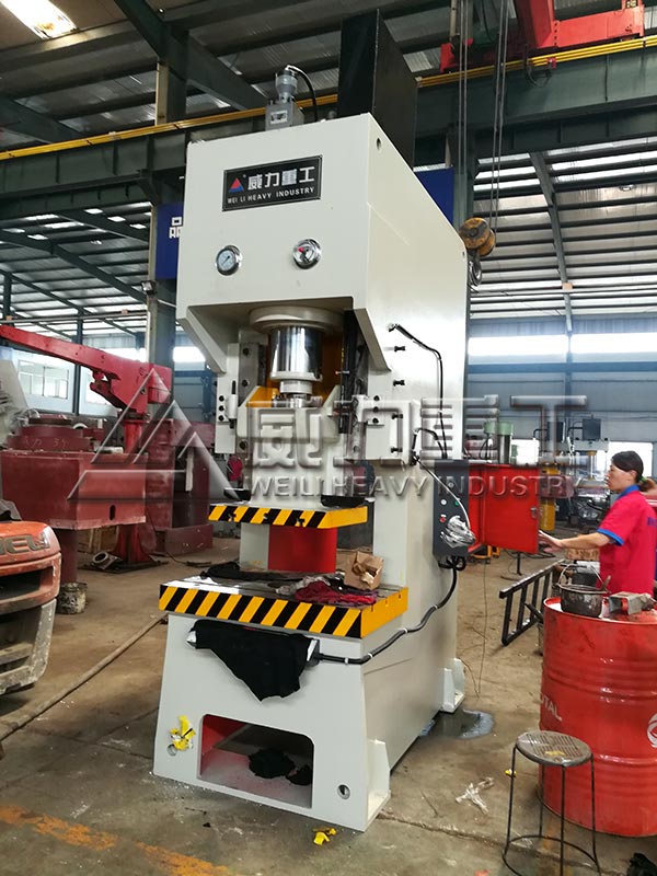 數(shù)控式液壓沖床加工車(chē)間
